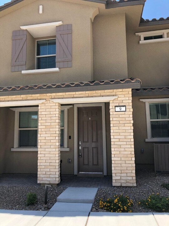 9 Alamere Falls Dr in Las Vegas, NV - Building Photo