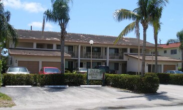 Palm Court in Pompano Beach, FL - Foto de edificio - Building Photo