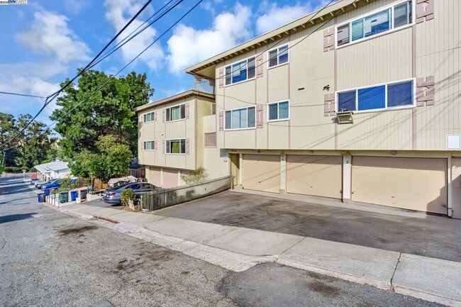 1434 Loeffler Ln in Concord, CA - Foto de edificio - Building Photo