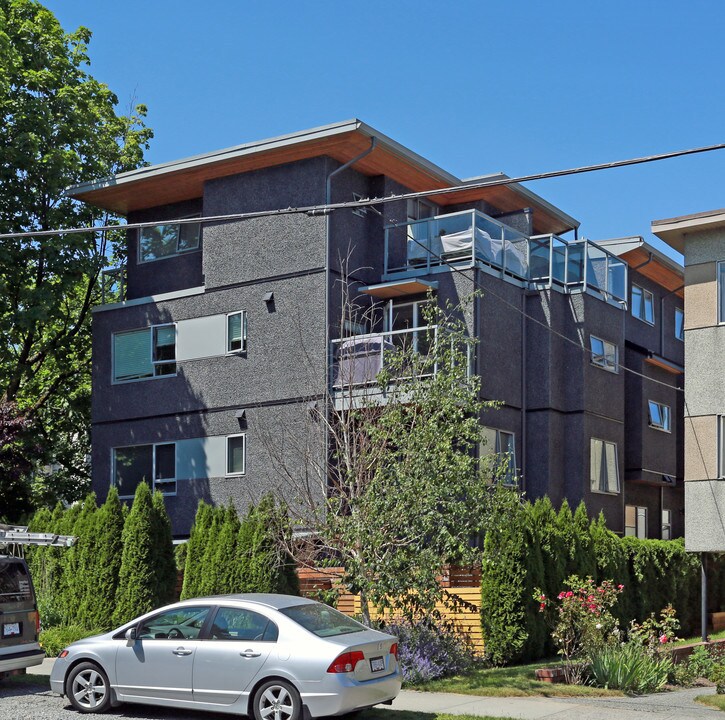 105 E 15th Ave in Vancouver, BC - Building Photo