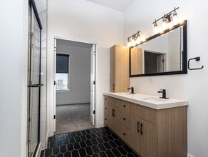 Chelsea in St. Louis, MO - Building Photo - Interior Photo