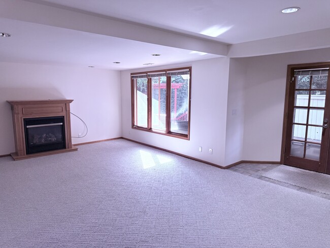 4721 242nd Ave SE, Unit #2 in Issaquah, WA - Foto de edificio - Building Photo