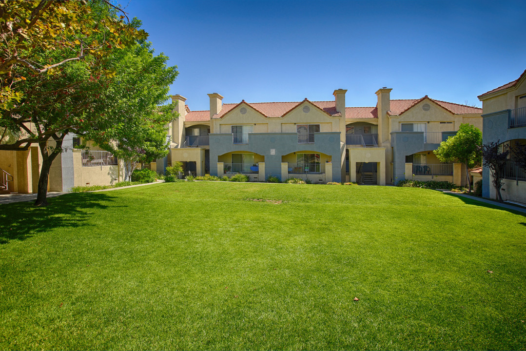 Highland Downs Apartments in Duarte, CA - Building Photo