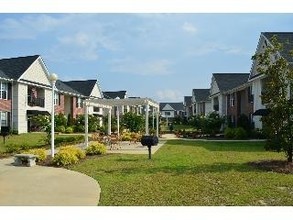 Woodland Village Villas in Fayetteville, NC - Building Photo - Building Photo