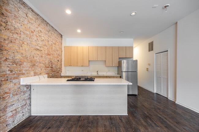 2833 W Medill Ave, Unit 1 in Chicago, IL - Building Photo - Building Photo