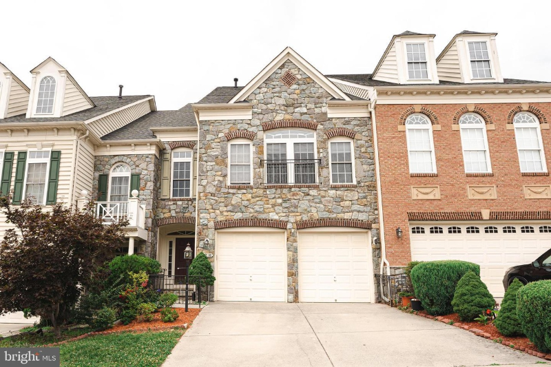 47638 Mid Surrey Square in Sterling, VA - Building Photo