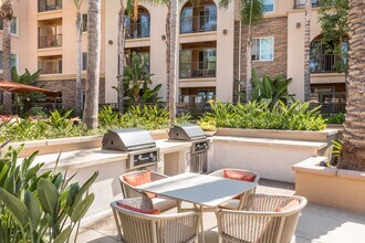 Gateway Apartment Homes in Orange, CA - Foto de edificio - Building Photo