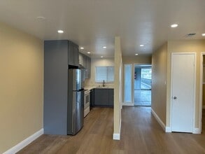 2977 S Norfolk St, Unit 209 in San Mateo, CA - Building Photo - Building Photo