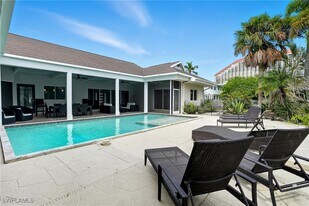 5122 Starfish Ave in Naples, FL - Building Photo