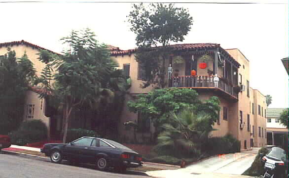 1226 N Havenhurst Dr in West Hollywood, CA - Building Photo