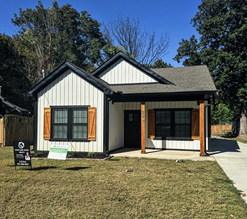 301 W Deaderick St in Jackson, TN - Building Photo