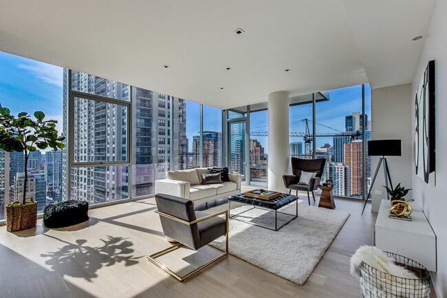 8 E Huron St in Chicago, IL - Building Photo - Building Photo