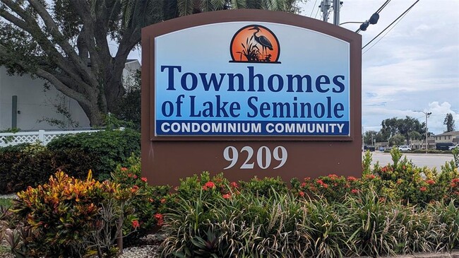 9209 Seminole Blvd in Seminole, FL - Foto de edificio - Building Photo