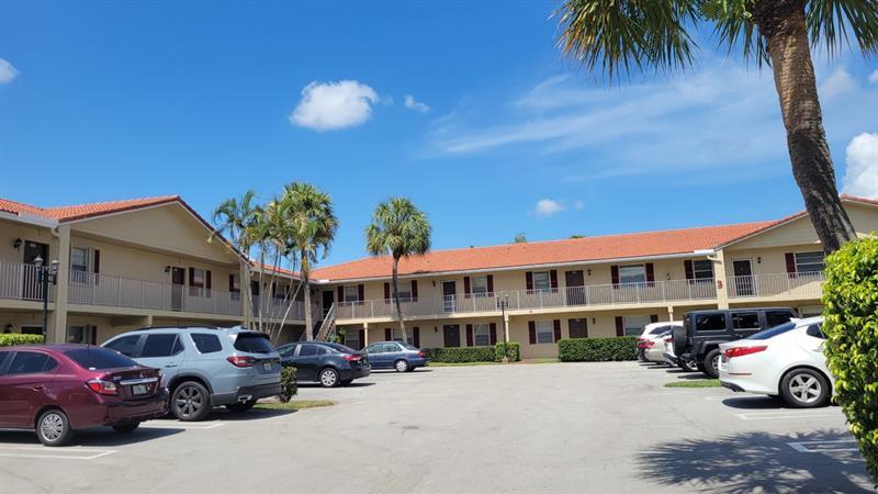 3674 N University Dr in Coral Springs, FL - Building Photo