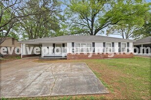 1564 S Perkins Rd in Memphis, TN - Building Photo