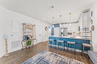 6804 Westview Dr in Houston, TX - Building Photo - Building Photo