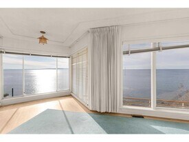 14458 Marine Dr in White Rock, BC - Building Photo