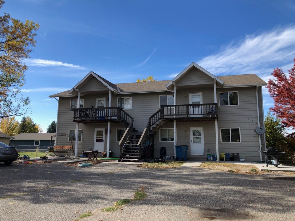 201 Quinella St in Belgrade, MT - Building Photo