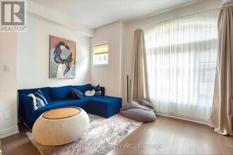 40 Lunar Cres in Mississauga, ON - Building Photo - Building Photo