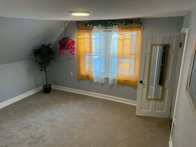 42 Gage St, Unit Renovated 3BR , 2nd floor in Augusta, ME - Foto de edificio - Building Photo