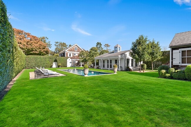 90 Powell Ave in Southampton, NY - Building Photo - Building Photo