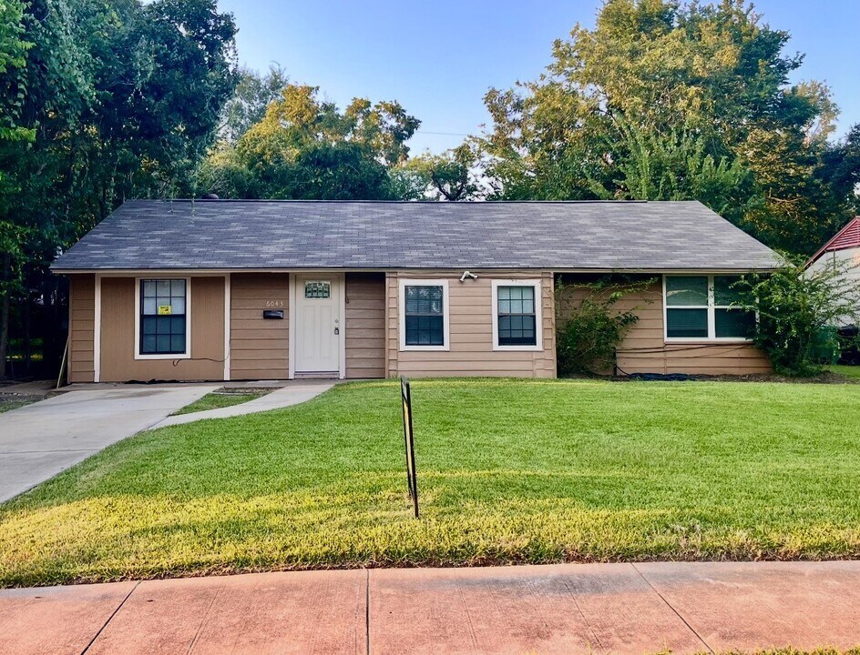 6043 Lyndhurst Dr in Houston, TX - Building Photo