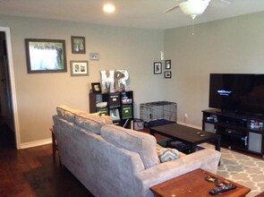 7617 Watson St in Austin, TX - Foto de edificio - Building Photo