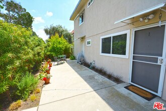 10854 Morrison St in Los Angeles, CA - Building Photo - Building Photo