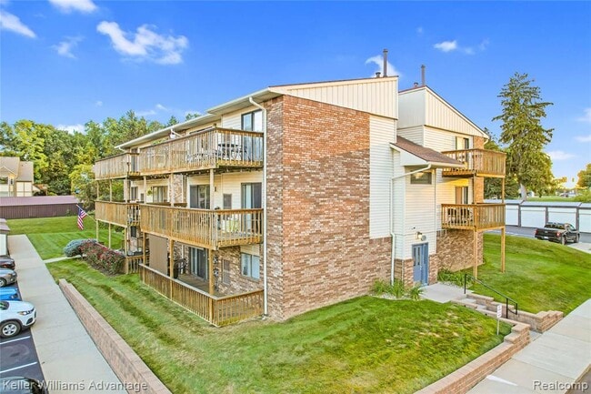 855 S Pontiac Trail in Walled Lake, MI - Building Photo - Building Photo