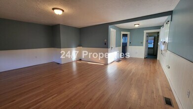 6280 Holmes St in West Linn, OR - Building Photo - Building Photo