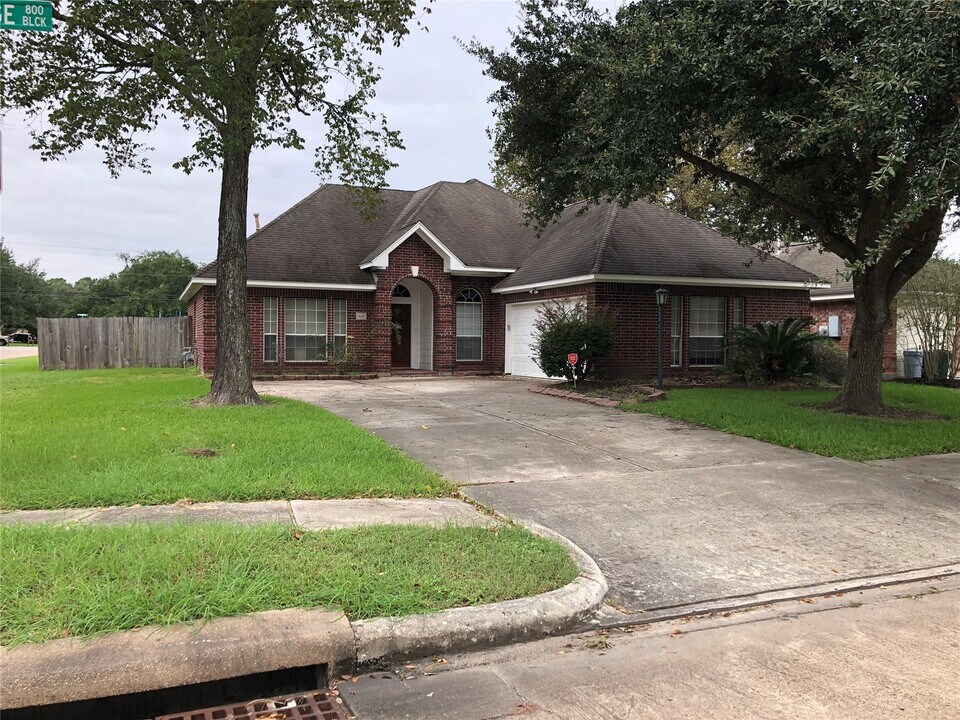 818 Oak Lodge Ct in League City, TX - Building Photo