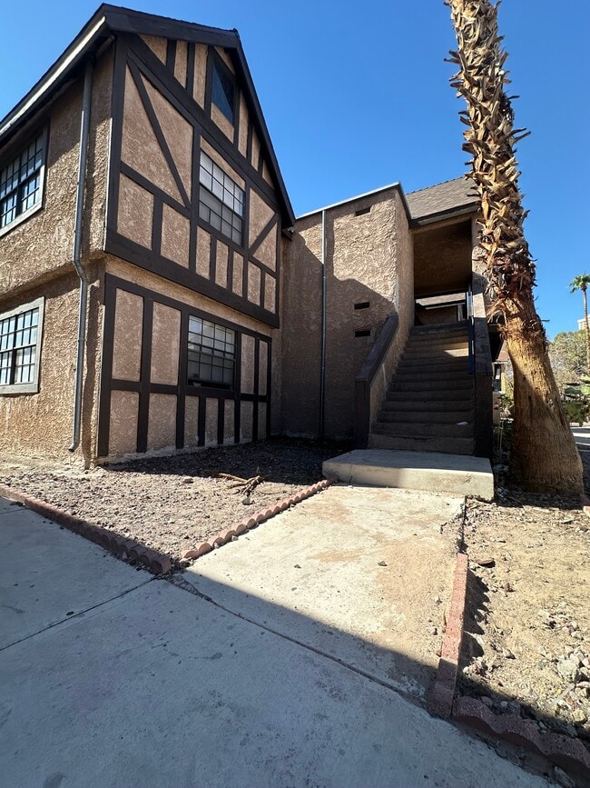 4660 Koval Ln, Unit D in Las Vegas, NV - Building Photo - Building Photo