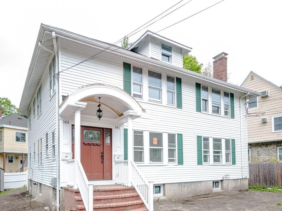 141-143 Eastbourne Rd, Unit 1 in Newton, MA - Foto de edificio