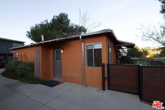 2341 Meadowvale Ave in Los Angeles, CA - Building Photo - Building Photo