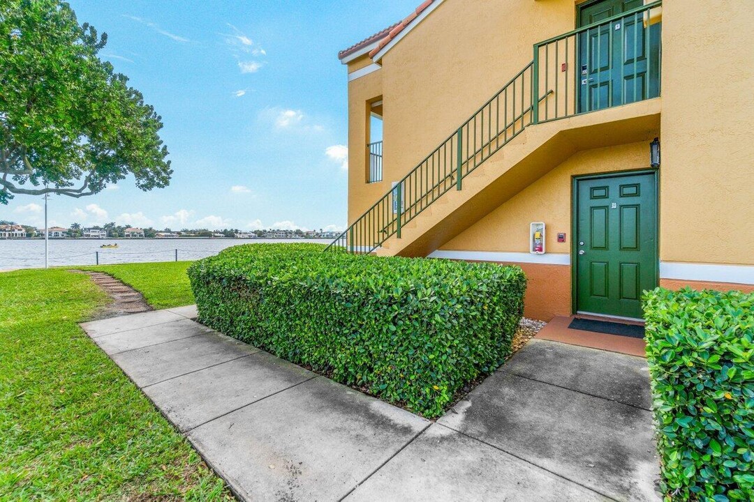 180 Yacht Club Way, Unit 102 in Hypoluxo, FL - Building Photo