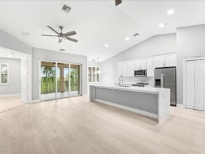 4655 Hawks Nest Way, Unit 202 in Naples, FL - Foto de edificio - Building Photo