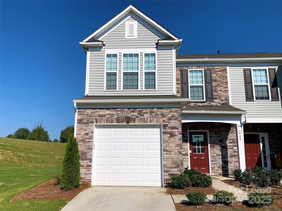 905 Wicawa Rd in Fort Mill, SC - Building Photo