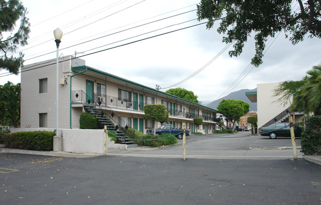 Colorado Place in Monrovia, CA - Foto de edificio - Building Photo