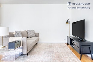 279 E 44th St in New York, NY - Building Photo