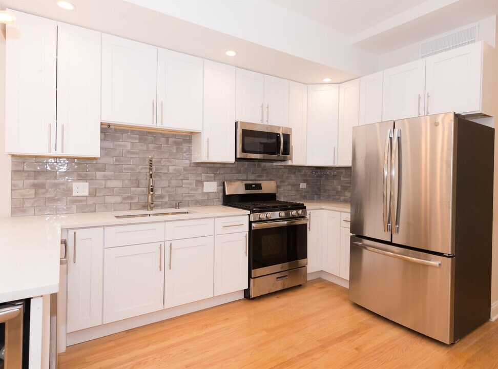 846 N Hermitage Ave-Unit -2R in Chicago, IL - Foto de edificio