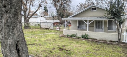 1720 San Bernardino Ave in Mentone, CA - Foto de edificio - Building Photo
