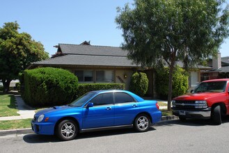 7611 Volga Dr in Huntington Beach, CA - Foto de edificio - Building Photo