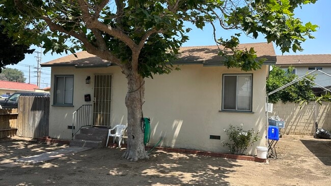 22024 Main St in Carson, CA - Foto de edificio - Building Photo