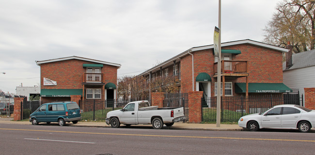 8440 N Broadway in St. Louis, MO - Building Photo - Building Photo