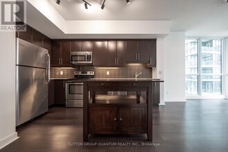 33-2533 Bay St. in Toronto, ON - Building Photo - Building Photo