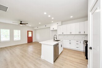 1316 W Willis St in Alvin, TX - Building Photo - Building Photo