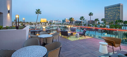 Sawyer in Los Angeles, CA - Foto de edificio - Building Photo