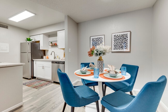 Paseo 51 in Glendale, AZ - Foto de edificio - Interior Photo