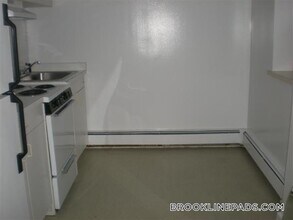 1223 Beacon St, Unit 115 in Brookline, MA - Building Photo - Building Photo