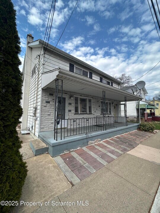 39 Hickory St in Wilkes-Barre, PA - Building Photo